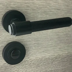 Poignées de porte sur rosace ronde noir mat industriel - Modèle Ema à condamnation