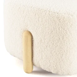 Pouf en tissu bouclette écru et pieds bois