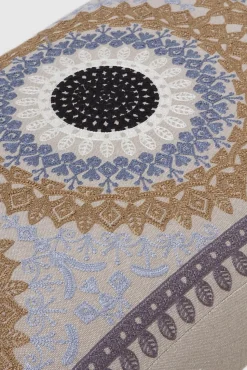 Pouf tapissé avec pieds en bois couleur lin