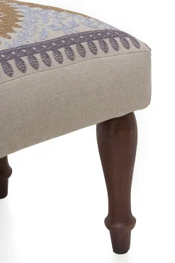 Pouf tapissé avec pieds en bois couleur lin