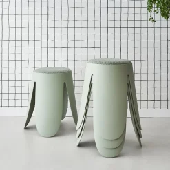 Set de 4 tabourets empilables verts céladon. bouclette texturée. NIKI. D.30 / 44 x H46cm