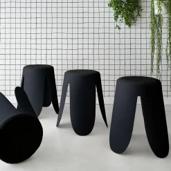 Set de 4 tabourets empilables noirs. bouclette texturée. NIKI. D.30 / 44 x H46cm