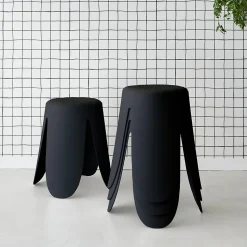 Set de 4 tabourets empilables noirs. bouclette texturée. NIKI. D.30 / 44 x H46cm