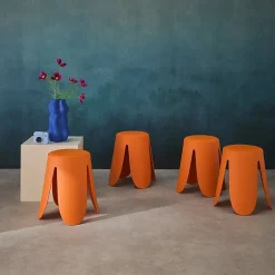 Set de 4 tabourets empilables simili cuir orange. Niki D.30 / 44 x H46cm