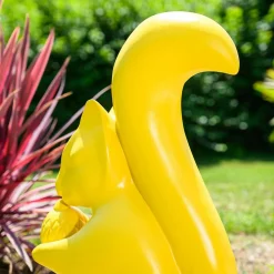 Statue écureuil de jardin jaune 64 cm