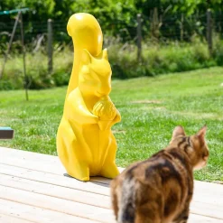 Statue écureuil de jardin jaune 64 cm