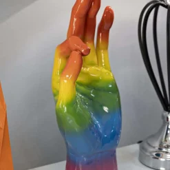 Statuette main en polyrésine Rainbow OK