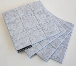 Tableau d'affichage mémo en feutrine pour murs, set de 4 dalles grises L.30 x l.30 cm Ariane