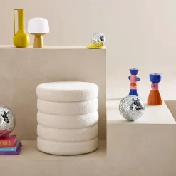 Tabouret en bouclettes blanches avec coffre de rangement intégré