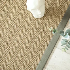 Tapis Jonc de mer - Bihar fin chevron - Ganse chenille vert mousse - 140 x 200 cm