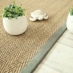 Tapis Jonc de mer - Bihar fin chevron - Ganse chenille vert mousse - 140 x 200 cm