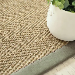 Tapis Jonc de mer - Bihar fin chevron - Ganse chenille vert mousse - 140 x 200 cm