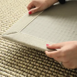 Tapis Laine et sisal - Caloundra grosses boucles crème - Ganse chenille grège - 80 x 150 cm