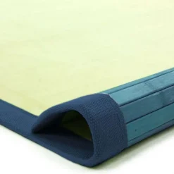 Tapis salon en bambou larges lattes ganse bleu 120x180