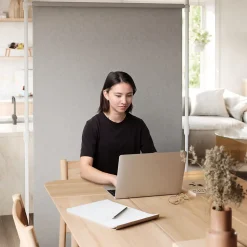 Tringle à rideaux extensible et séparateur de pièce en métal blamc