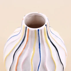 Vase blanc en céramique lignes colorées 19cm