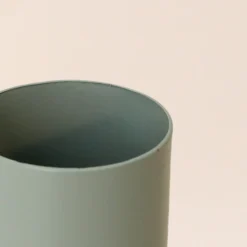 Vase tube en métal vert 23cm, Cléo